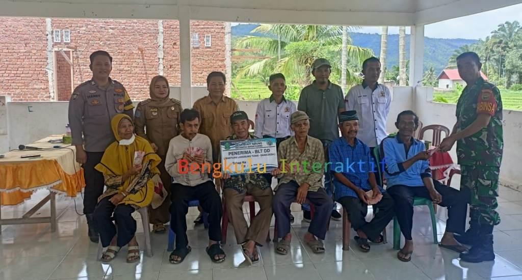 Salurkan BLT, Pj Kades Bukit Nibung Minta KPM Priositaskan Kebutuhan Pokok