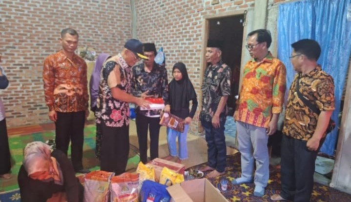 Dinsos dan BPBD Bengkulu Selatan Berikan Santunan ke Korban Banjir