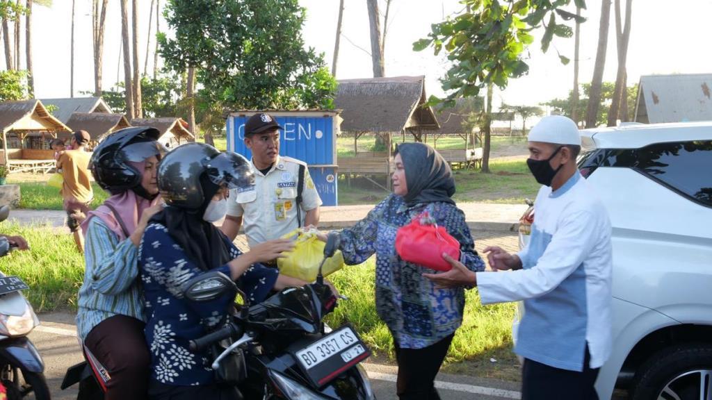 Semarak Ramadan 1445 H, Kejati Bengkulu Berbagi Ratusan Takjil
