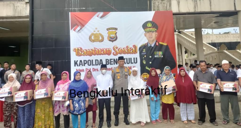 Kunjungi Lebong, Kapolda Bengkulu Berbagi Sembako Ramadan