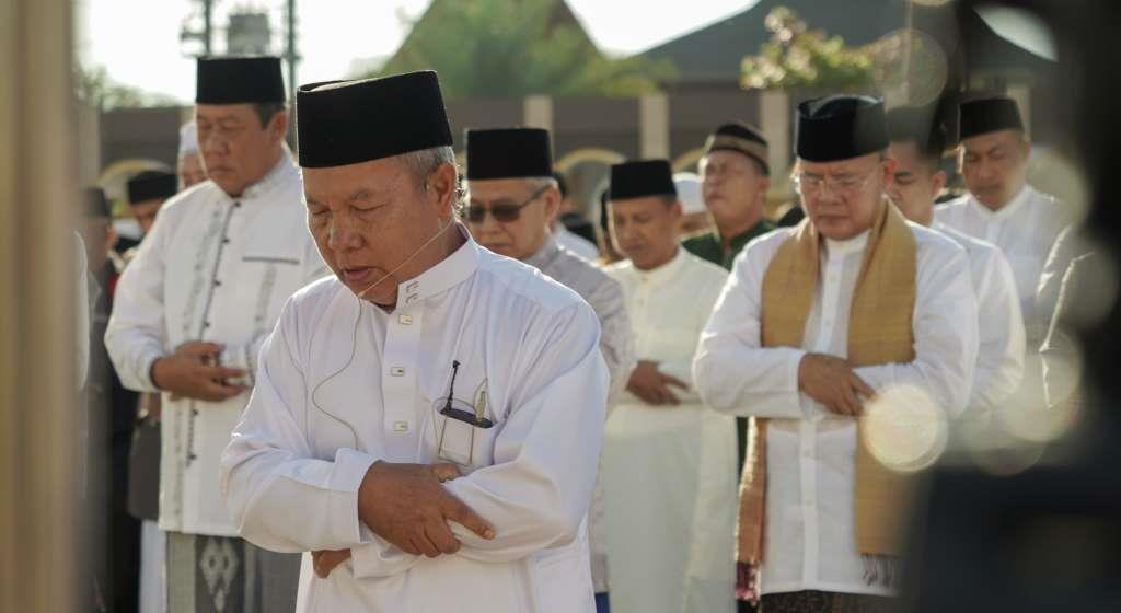 Shalat Ied di Masjid Raya Baitul Izzah, Gubernur Rohidin Tekankan Nilai Ibadah Berkualitas