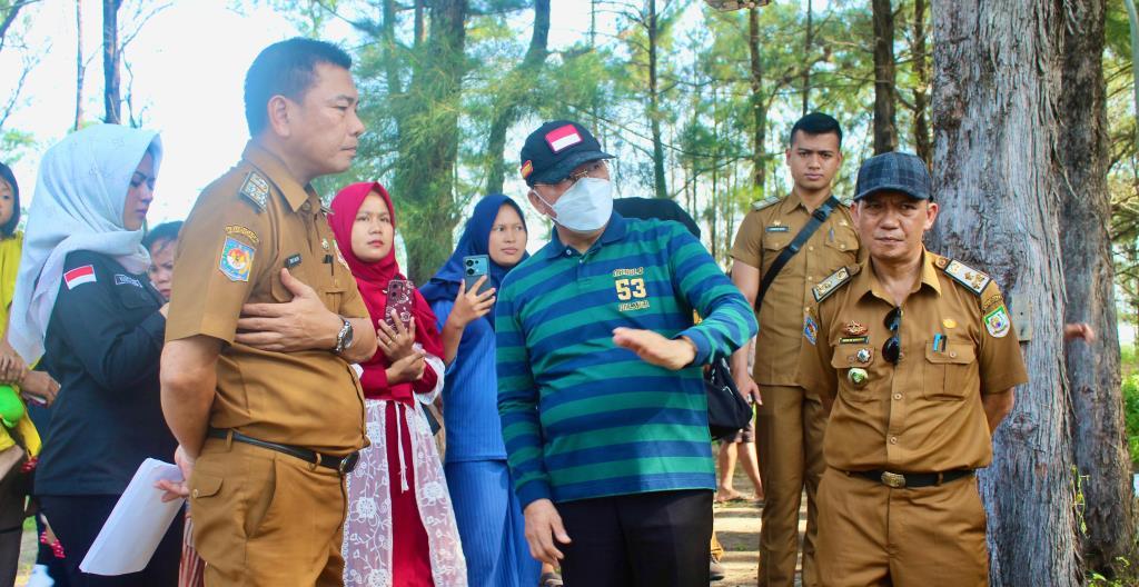 Gubernur Rohidin Tinjau Titik Pembangunan Awning di Pantai Panjang