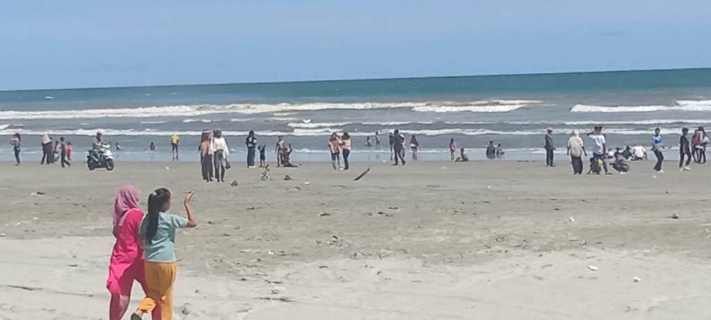 Gratis Biaya Masuk, Pantai Cemoru Sewu di Seluma Diserbu Pengunjung