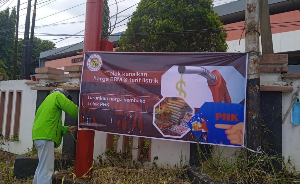 Spanduk Tolak Kenaikan BBM dan Tarif Listrik Hiasi Kota Bengkulu