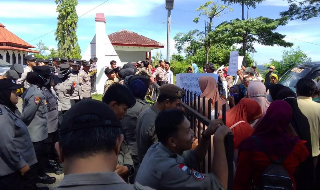 Ratusan Warga Dusun Baru Bakal Demo Sampai Sahur di Kantor Bupati Seluma