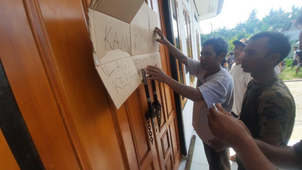 Tuntut Mundur Kades Selingkuh, Warga Dusun Baru Seluma Segel Kantor Desa