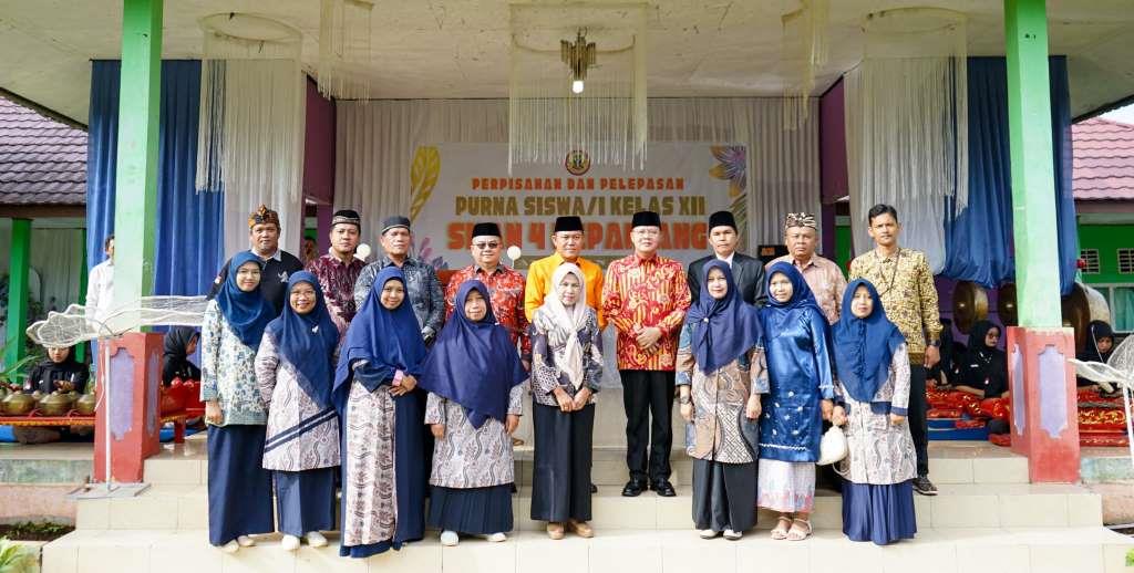 Terima Kasih Dewan Guru, Gubernur Rohidin Lepas 120 Siswa SMAN 4 Kepahiang