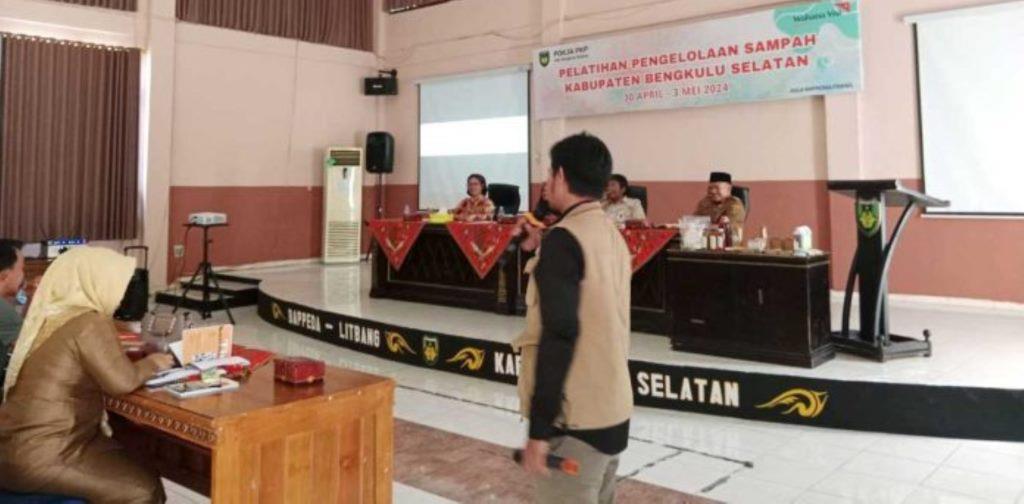 Bupati Apresiasi WVI Sosialisasikan Pengelolaan Sampah di Bengkulu Selatan