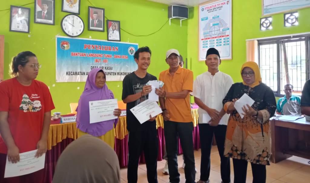 Atasi Kemiskinan Ekstrem, Pemdes Air Kasai Salurkan BLT-DD Tahap I