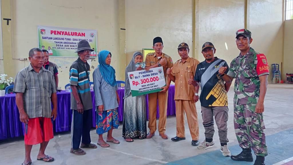 Pemdes Air Dikit Salurkan BLT-DD, KPM Diingatkan Bijak Gunakan Bantuan