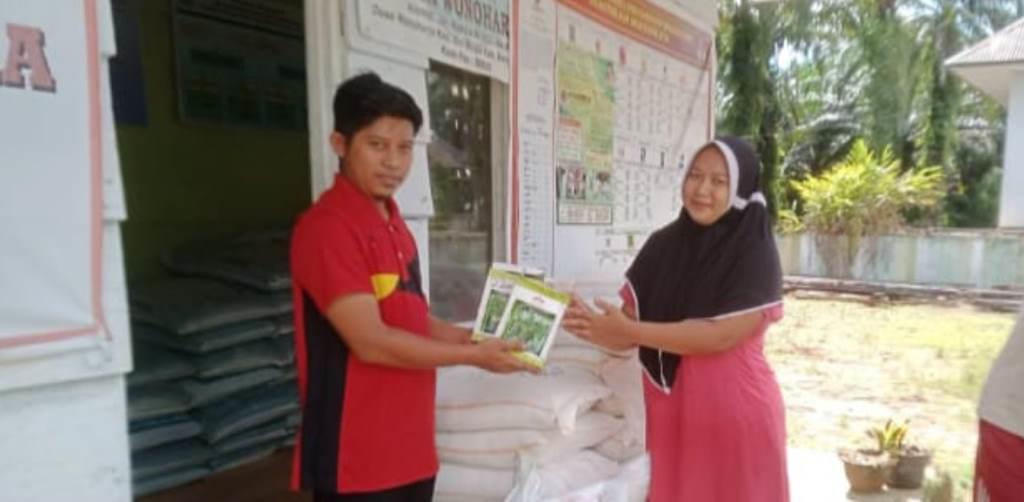 Dukung Ketahanan Pangan, Pemdes Wono Harjo Bagikan Bibit Sayuran dan Bibit Lele