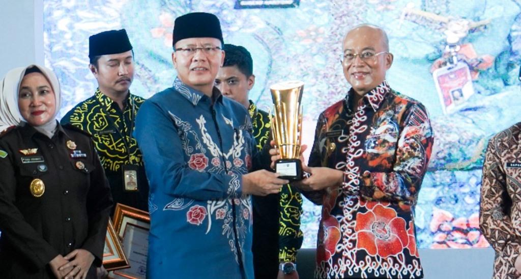 Raih RKPD Terbaik, Bupati Gusnan Mulyadi Terima Penghargaan
