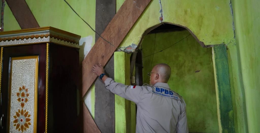 Usai Safari Ramadan, Bupati Gusnan Gerak Cepat Sambangi Korban Gempa