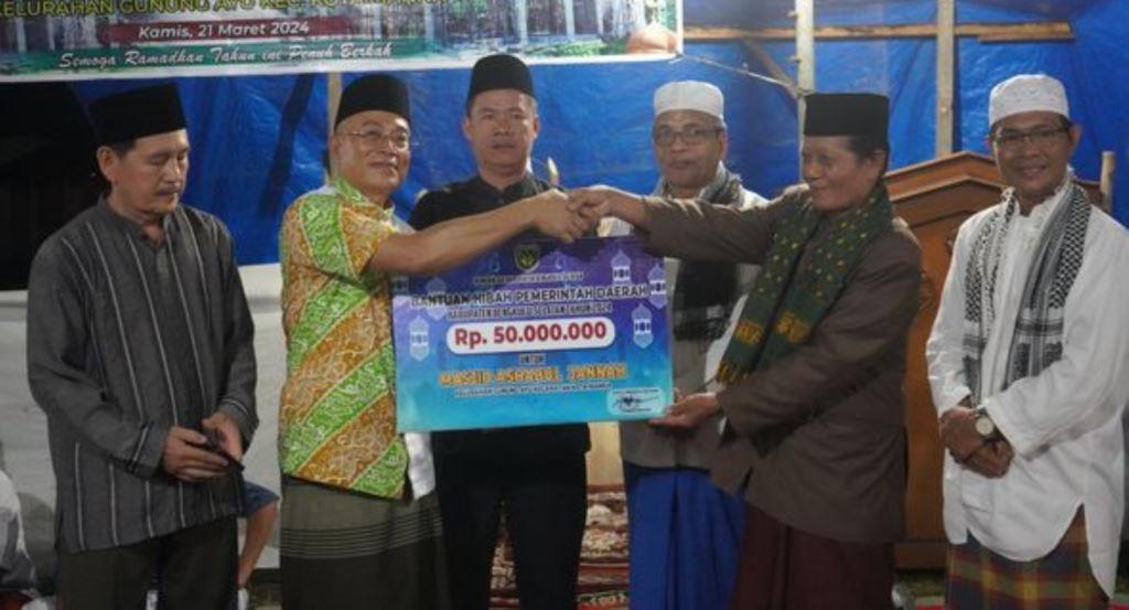 Didampingi Ketua TP PKK, Safari Ramadhan Bupati Gusnan Serahkan Dana Hibah