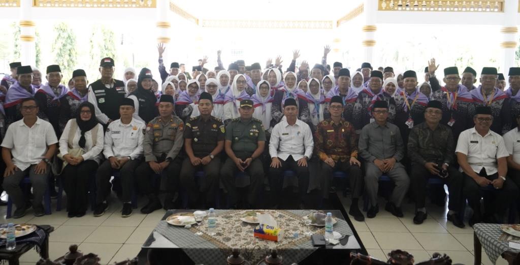 Sekda Sukarni Lepas 136 Calon Haji yang Akan Berangkat Ke Tanah Suci