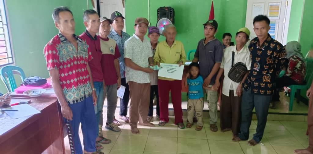 Entaskan Kemiskinan Ekstrim, Pemdes Skalak Salurkan BLT-DD