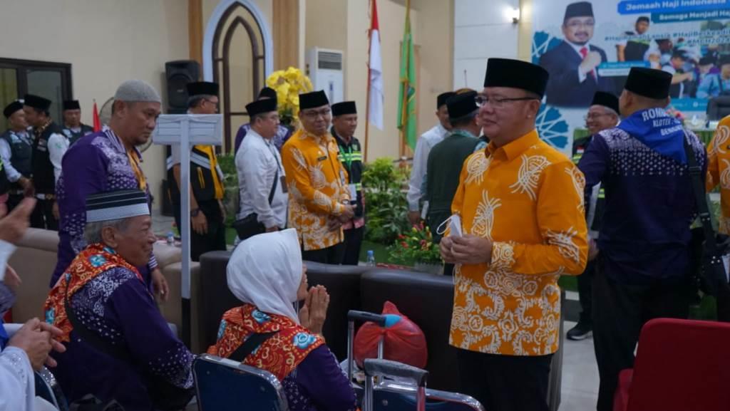 Lepas Kloter Pertama JCH Provinsi Bengkulu, Gubernur Rohidin Doakan Menjadi Haji Mabrur