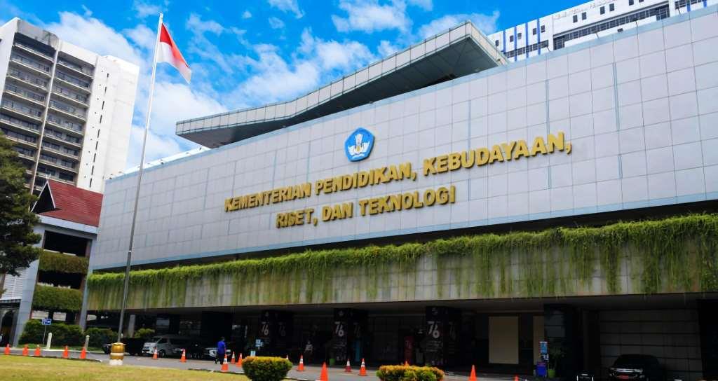 Buku Bernarasi Cabul Masuk Kurikulum, Mendikbud Diminta Segera Tarik