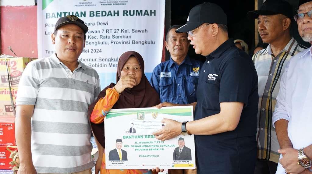 Gubernur Rohidin Salurkan Dana Renovasi Dua Rumah Tidak Layak Huni di Kota Bengkulu