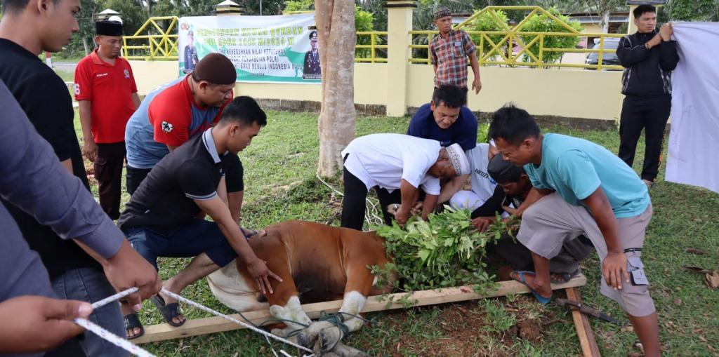 Potong 3 Sapi, Polres Mukomuko Bagikan 222 Paket Kurban