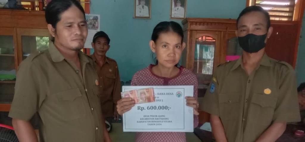 Sebanyak 27 KPM Desa Teluk Ajang Terima BLT, Ini Pesan Kades Lihurdin