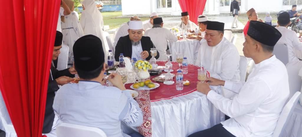 Helmi Hasan Menarik Perhatian Warga Saat Hadir Sholat Idul Adha di Seluma