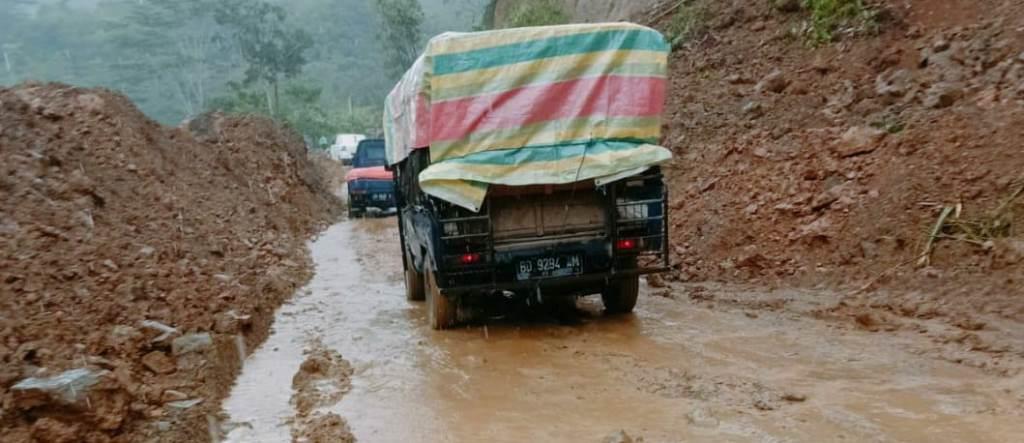 Kondisi Terkini, Jalan Longsor di Desa Talang Ratu Sudah Bisa Dilalui Mobil