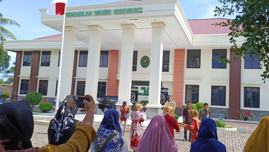 Tari Gandai Antar 3 Petani Mukomuko ke Pengadilan Gugat PT DDP