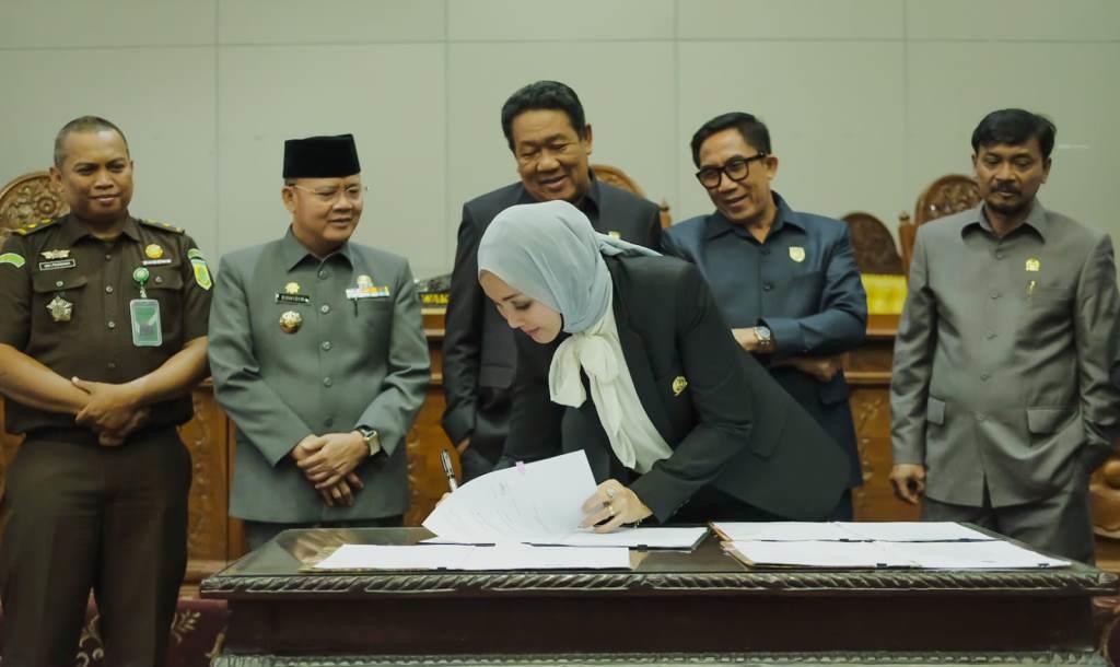 8 Fraksi Setujui Raperda Pertanggungjawaban APBD 2023 dan RPJPD 2025-2045 Jadi Perda