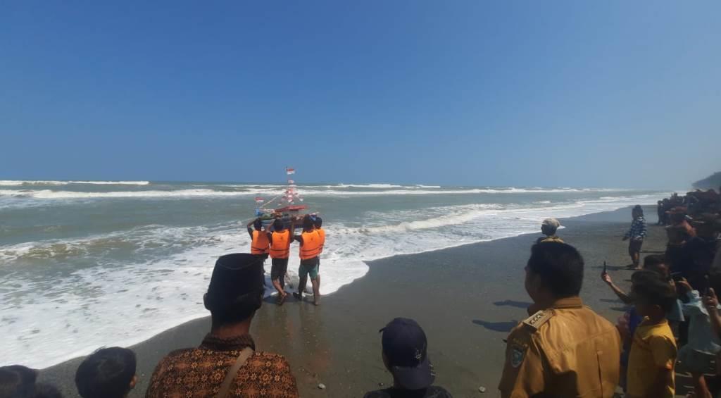 Ratusan Warga Hadiri Tradisi Larung Laut di Pantai Pandan Seluma