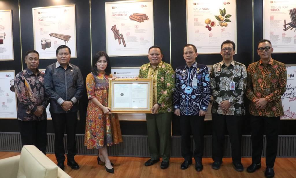 Dirjen KI dan Kakanwil Kemenkumham Bengkulu Serahkan Sertifikat Indikasi Geografis Tenun Bumpak