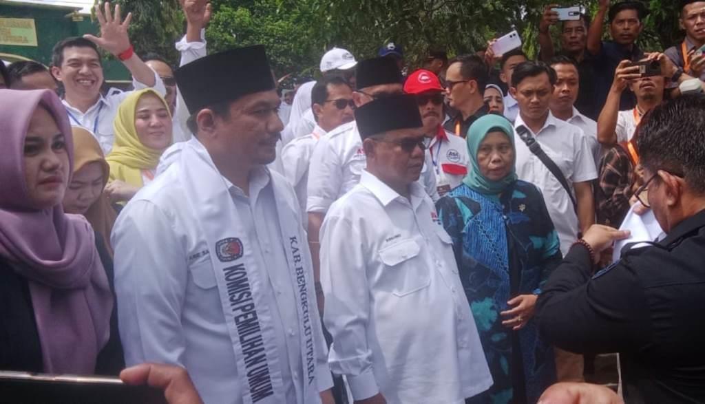 Didampingi Ribuan Pendukung, Arie-Sumarno Daftar ke KPU