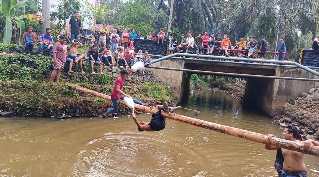 Seru dan Lucu! Lomba Perang Bantal di Desa Air Latak Meriahkan HUT RI ke-79