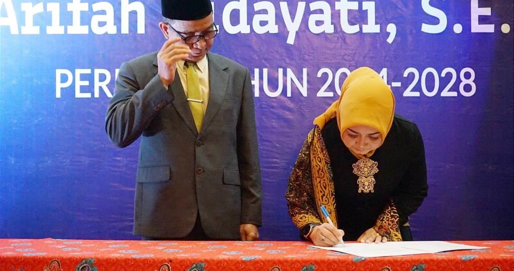 Dr Arifah Hidayanti Resmi Dilantik sebagai Rektor UNIHAZ Periode 2024 – 2028