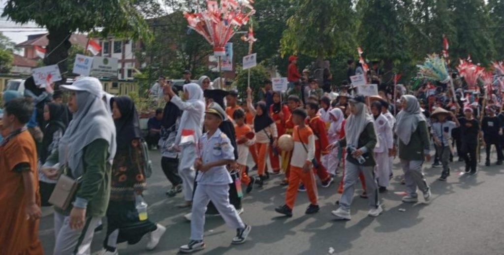 Peringati HUT ke-79 RI, Pemkab BU Sukses Gelar Pawai Perjuangan