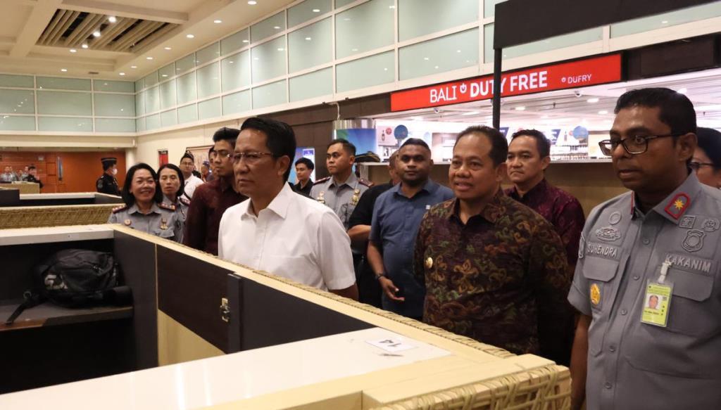 Dukung KTT IAF 2024, Menkumham Tinjau Layanan Imigrasi Bandara Ngurah Rai