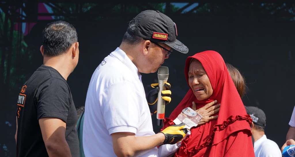 Haru dan Bahagia, Tukang Jahit Raih Hadiah Umroh Jalan Santai HUT Rakyat Bengkulu ke-23