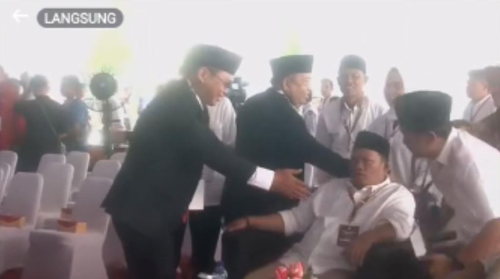Momen Erwin Terkesan Enggan Berjabat Tangan dengan Teddy dan Gustianto