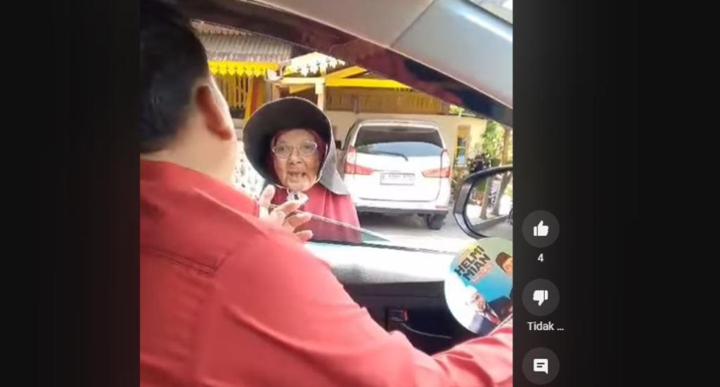 Kasih Uang dan Sajadah, Anggota Dewan Rayu Nenek-nenek ke Helmi Hasan