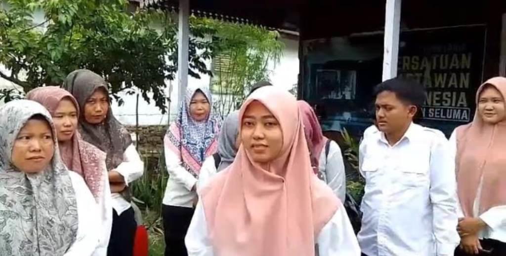 Puluhan Honorer Disnakertrans Seluma Keluhkan 4 Bulan Gaji Tak Dibayar