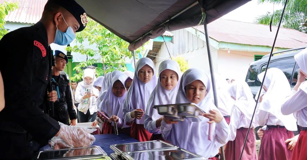 Dikbud Apresiasi Kegiatan Makan Bergizi HUT Korps Brimob di SDN 89 Kota Bengkulu