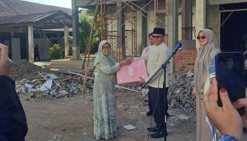Kepala Disdikbud Bengkulu Berikan Cinderamata kepada ASN yang Masuki Purna Bakti
