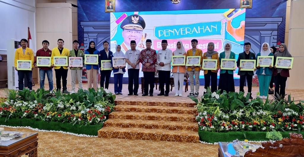Kadisdikbud Apresiasi Mahasiswa Berprestasi Penerima Beasiswa