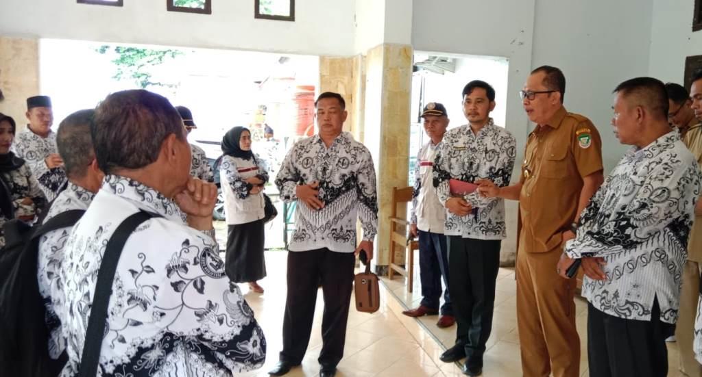 Protes Guru di Seluma Menuntut Pembayaran Sertifikasi, THR dan TAMSIL