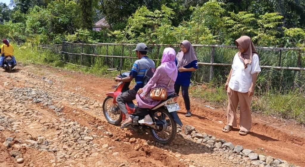 Dua Dekade Jalan di Desa Padang Kuas Rusak, Warga Minta Perbaikan