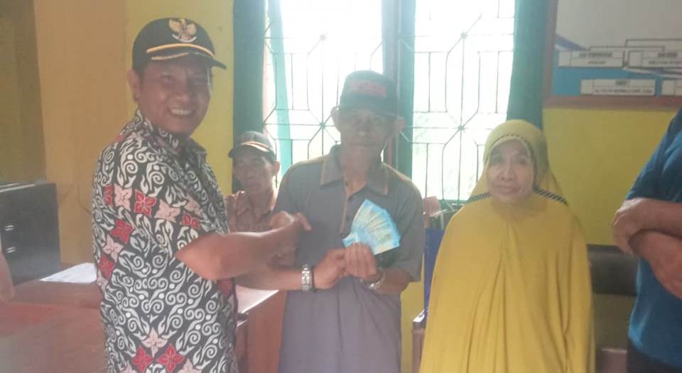 30 Warga Penerima Manfaat di Desa Air Latak Terima BLT DD