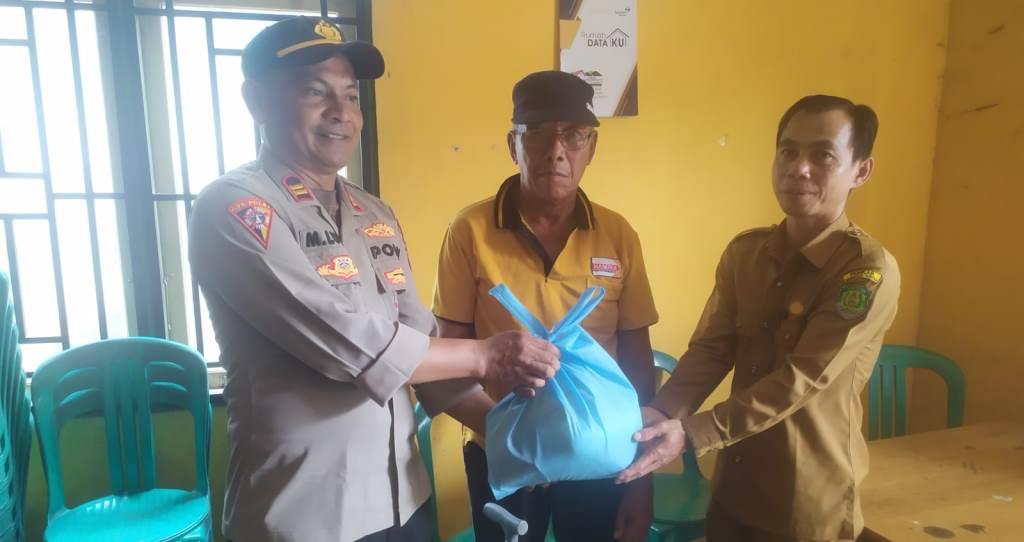 Kapolsek Karang Tinggi Salurkan Bantuan untuk Warga Kurang Mampu