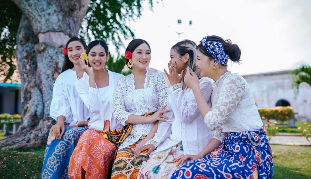 Perempuan Bengkulu mengenakan kain dengan motif Batik Besurek, Foto: Dok/swarnabumei
