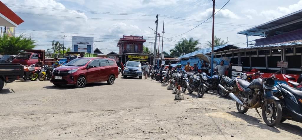 Pengunjal BBM di SPBU Tais Seluma Masih Marak