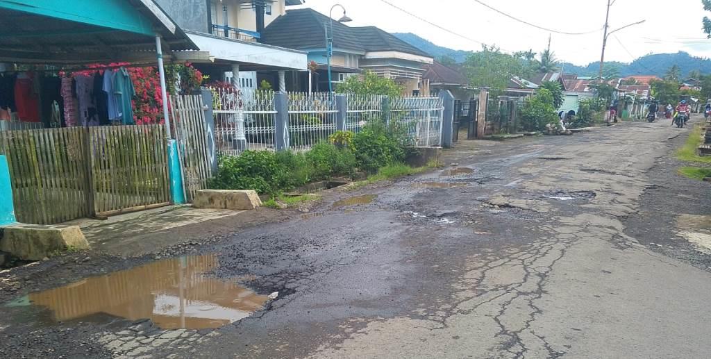 Jalan Desa Weskust Rusak Parah, PT MAS Diminta Bertanggungjawab